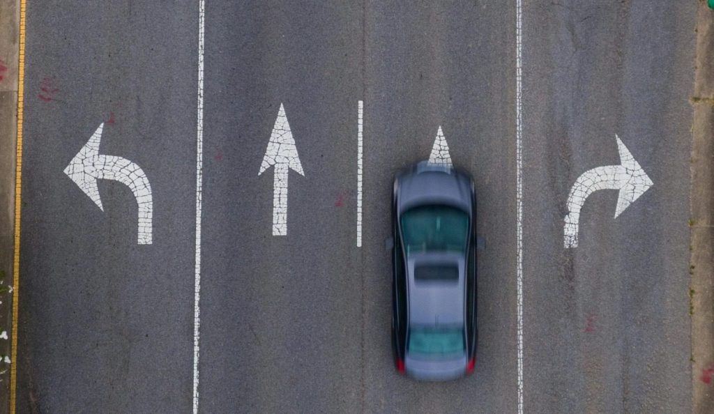 Evaluation of functional and physical service life of various road marking materials